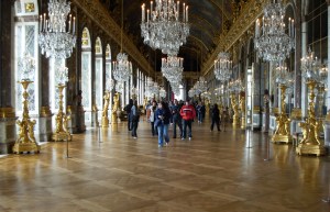 La célèbre galerie des glaces à Versailles.