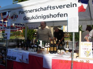 On règle les derniers détails au stand français avant la foule !