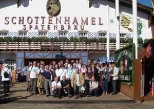 Une photo de groupe devant l'entrée de la taverne