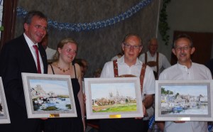 Remise de tableaux à nos amisreprésentant la Normandie : onfleur, Bayeux, Arromanches... 
