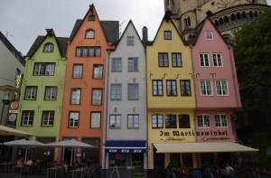 De belles maisons colorées dans le quartier de la Cathédrale.