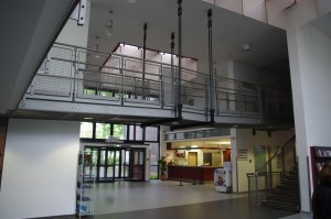 Le hall d'accueil de notre auberge de jeunesse à Cologne.