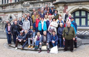 Une photo de groupe devant le Palais Bénédictine, d'inspiration gothique et Renaissance. Il est depuis plus d'un siècle le lieu unique d'élaboration de la liqueur Bénédictine.