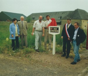 Paul LEHRIEDER et Henri GERARD dévoile la plaque en présence de Werner ENGLERT et Georges LAIGNEL