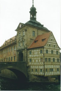 L'ancien Hôtel de Ville ! La bâtisse située au milieu de la rivière 